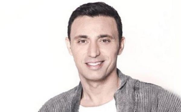 1996'da Londra'ya yerle�en sanat�� Amerika'n�n New Hampshire eyaletindeki New Hampshire �niversitesi'nde yar�m b�rakt��� i�letme e�itimine American College of London'da devam etti