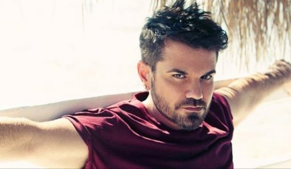 L.A. Musicians Institute'da y�ksek ��renimine ba�lad�. Daha sonra y�ksek ��renimine T�rkiye'de Bilgi �niversitesi'nde devam etti