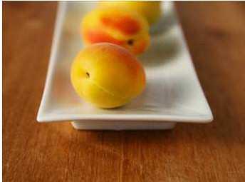 - Nitriloside’ler, �e�itli g�dalarda bulunan ve do�al, siyan�r i�eren maddelerdir, yani B17, yani Laetril: “elma, �eftali, portakal, erik, kay�s�, kiraz ve �z�m” �ekirdeklerinde, ac� badem, akdar�, bu�day �imi ve esmer bu�dayda (kara bu�day, sert bu�day, durum bu�day�, Siyez bu�day�,karak�l��k bu�day�) bulunur.