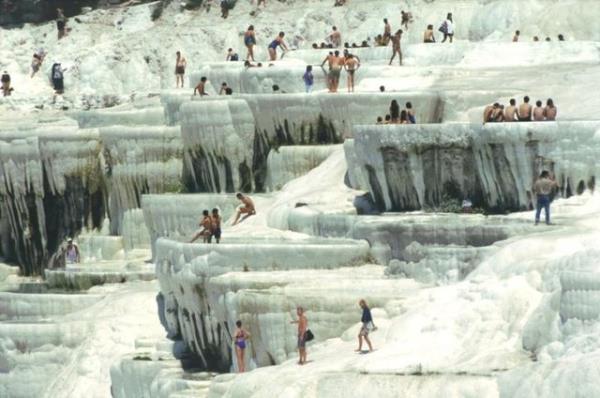 Pamukkale<br>  Kaynak sularn kirecinden oluan beyaz cennet Pamukkale Trkiyenin en fazla tannan doa harikas.