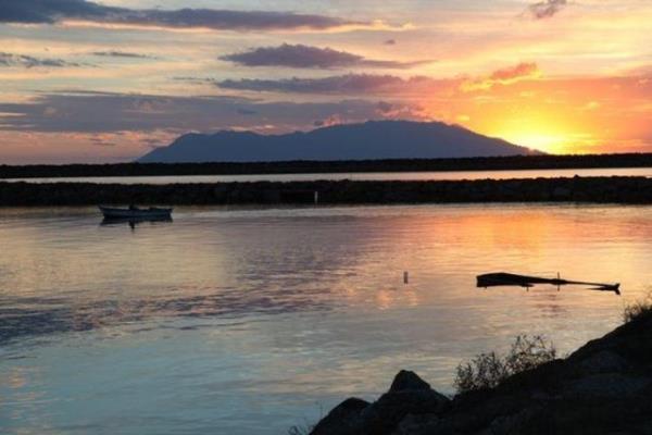 Enez<br>  Edirne li'ne bal snr kasabas Enez, Cenovallaradan kalma surlar, Bizans Kiliseleri ve Osmanl mimari eserleriyle bir kltrler mozaii konumunda.