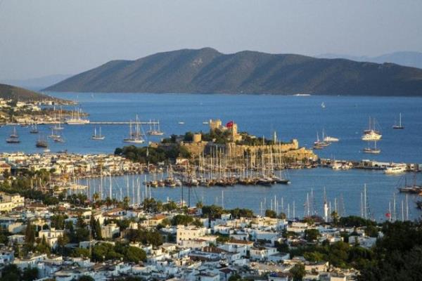 Bodrum<br>  Son yllarda sanat ve sosyete dnyasnn urak yeri haline gelen Bodrum bir ok tarihi ve doal gzellii iinde barndryor. Halikarnas, Trkbk ve Yalkavak blgenin ilgi oda. Kale zerinden gnein batn izlemek ise mthi bir keyif.