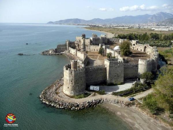 Anamur<br>  Bir yanda Akdeniz dier yanda Toros Dalar ile grsel zevke doyacanz bir mekan Anamur... Anamur'da tarihin gizeminde yolculua kabilir, yrenin farkl lezzetlerini tatma imkan bulabilirsiniz.