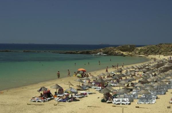 Bozcaada<br>  Trkiye'nin 3. byk adas olma zelliine sahip olan Bozcaada yaz tatili iin uygun seenekler arasnda yerini alyor.nce kumu ve uzunluu nedeniyle tercih edilen Ayazma Plaj tatil severlerin urak yeri.