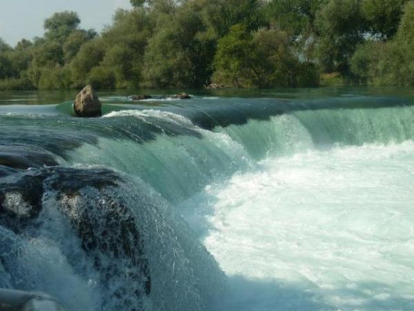 Manavgat<br>  5000 km2'lik yzlm ile Antalya'nn en byk ilesi olan Manavgat, elalesi ile yerli ve yabanc turistlerin ilgi oda. Doann btn gzelliklerini iinde barndran blge sezonun yorgunluunu atmakiin birebir.