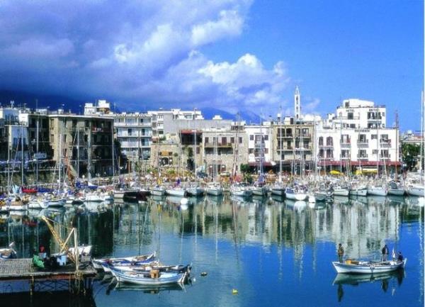 Kbrs<br>  Tatilini yurtdnda geirmek isteyen herkes iin en kolay ve an yakn yer Kbrs... Kbrs'n tertemiz kumsallarnda bir yandan gne banyosu yaparken bir yandan da iek kokularn tenefs edebilirsiniz.