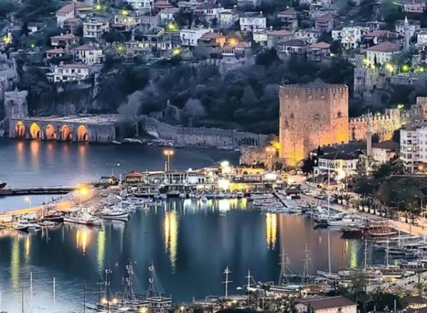Alanya<br>  Denizi, kumu , gnei ve kalesi ile mehur olan Alanya, Antayla'ya 135 km uzaklkta.