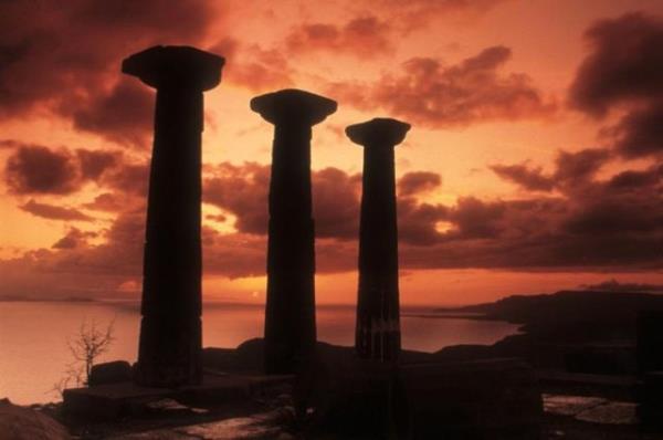 Assos  <br>Edremit Krfezi'nin gney yamalarndan Ege'yi kucaklayan sakl cennet Asos, tarihle doay buluturuyor. Karayolundan ulamn olduka kolay olduu ble Trk mutfann btn tatlarn tatilcilere sunuyor.