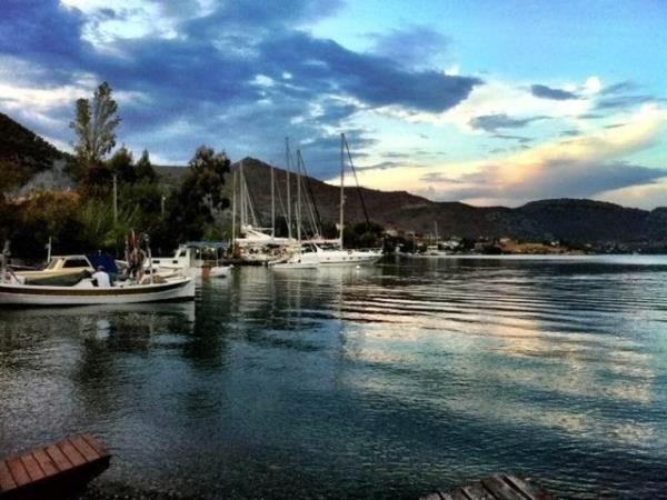 Marmaris<br>  Ege denizi, iine uzanan yarmadalar, birbirleriyle gzellik yarna giren gizemli koylar ve durgun deniziyle Marmaris tatilcileri cezbediyor. eitlerin ve rekabetin ok olduu kentte otellerin ak bfeleri her damaa hitap ediyor.