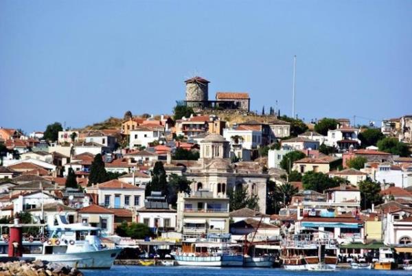 Cunda Adas  <br>Tatilin gzde mekanlarndan Ayvalk'n irin adas Cunda esiz manzaras ile ilgi oda. Ege sofra kltrn en iyi ekilde tanyabileceiniz Cunda restorantlarnda baka yerde bulamayacanz lezzetler var.