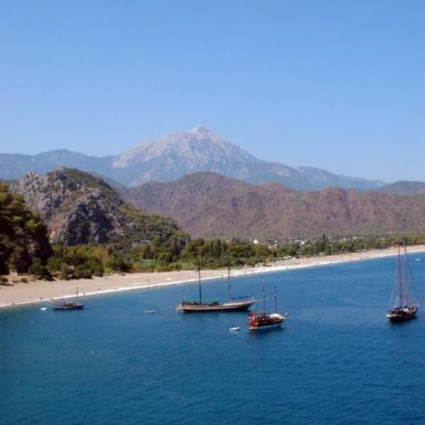 Olimpos<br>  Kemer ile Adrasan arasnda yer alan Olimpos doann sessizliinde kafa dinlemek isteyenler iin olduka uygun bi yer.Olimpos'da konaklama aa evlerde yaplyor.