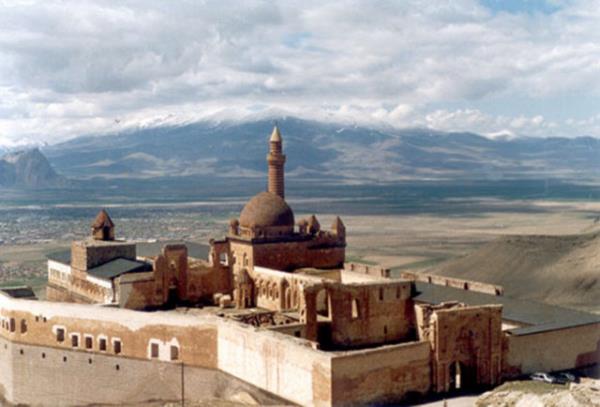 Hem Seluklu hem Osmanl Doubeyazt'n 5 km. uzanda sarp kayalar zerine kurulmu 116 odal shakpaa Saray, Trkistan, Seluklu ve Osmanl mimari zelliklerini birletiren bir yap olarak karmza kyor.