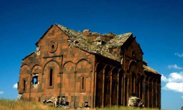 Cami ve kilise bir arada Kars'ta, farkl uygarlklar simgeleyen eserlerin bulunduu Ani Harabeleri, en cazip turizm merkezlerinden biri. Farkl uygarlklara ait cami, kilise, kervansaray ve manastrn yer ald mekan tam tarihseverlere gre...