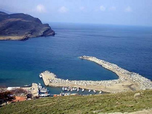 Ege'nin ikiz kardeleri Kaleky'de Trkiye'nin en son gnbatmn yaamak, Zeytinli'de dibek kahvesi imek ve Hristo'nun tatllarn yemek isterseniz Gkeada'ya yelken an. Rum kylerini tek tek gezin.