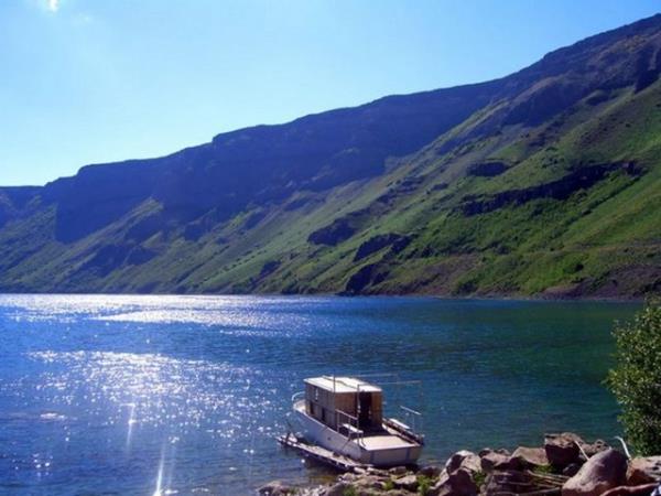 Van Gl'nde gnbatm Van kltrel birikimi ve doal gzellikleri, yresel dokusuyla Anadolu'nun motiflerini yaatabilen bir kent. Trkiye'nin en buyuk gl bu ilimizde. Van Glu  de ada barndryor: Bu adalardan en mehuru Akdamar