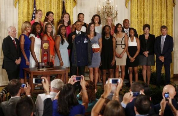 NCAA Kadnlar Ligi'nde ampiyonlua ulaan Connecticut niversitesi basketbolcular, ABD Bakan Barack Obama ile ektirdikleri hatra fotorafnda ilgin bir olaya imza att.