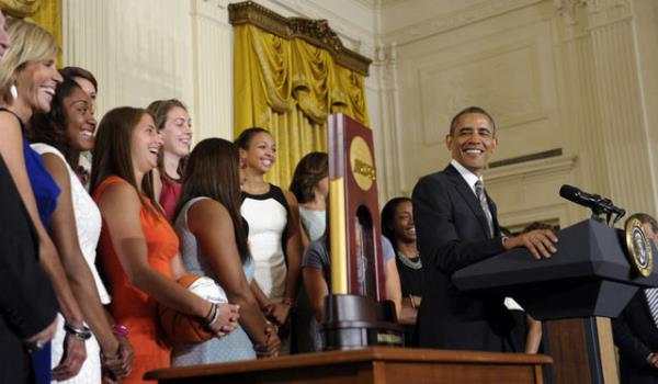 NCAA Kadnlar Ligi'nde ampiyonlua ulaan Connecticut niversitesi basketbolcular, ABD Bakan Barack Obama ile ektirdikleri hatra fotorafnda ilgin bir olaya imza att.