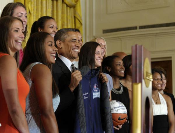 NCAA Kadnlar Ligi'nde ampiyonlua ulaan Connecticut niversitesi basketbolcular, ABD Bakan Barack Obama ile ektirdikleri hatra fotorafnda ilgin bir olaya imza att.