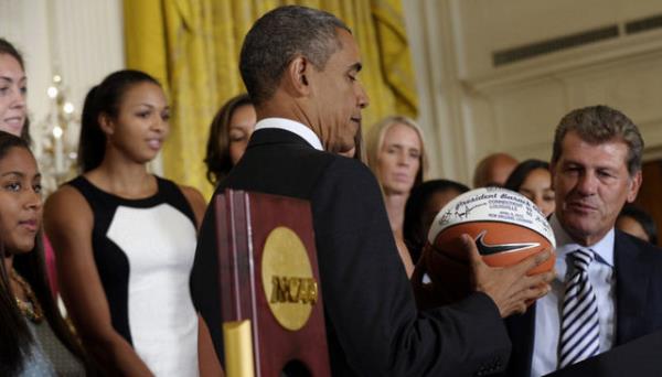 Obama yazl basketbol topu hediye edildi.