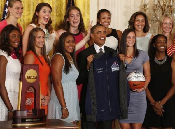 Takmn yldz oyuncularndan Stefanie Dolson, fotoraf ekimi srasnda Barack Obama'ya kulak yapt...