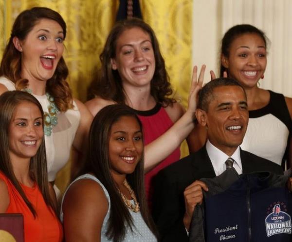 Takmn yldz oyuncularndan Stefanie Dolson, fotoraf ekimi srasnda Barack Obama'ya kulak yapt...