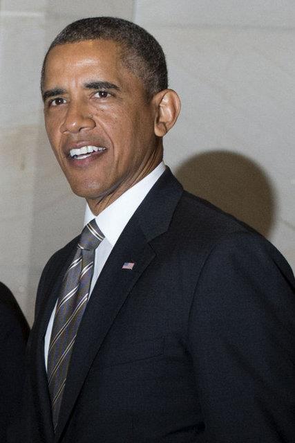 NCAA Kadnlar Ligi'nde ampiyonlua ulaan Connecticut niversitesi basketbolcular, ABD Bakan Barack Obama ile ektirdikleri hatra fotorafnda ilgin bir olaya imza att.