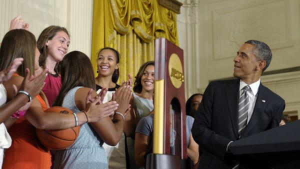 NCAA Kadnlar Ligi'nde ampiyonlua ulaan Connecticut niversitesi basketbolcular, ABD Bakan Barack Obama ile ektirdikleri hatra fotorafnda ilgin bir olaya imza att.