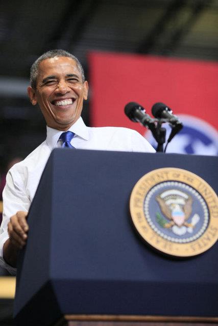 NCAA Kadnlar Ligi'nde ampiyonlua ulaan Connecticut niversitesi basketbolcular, ABD Bakan Barack Obama ile ektirdikleri hatra fotorafnda ilgin bir olaya imza att.