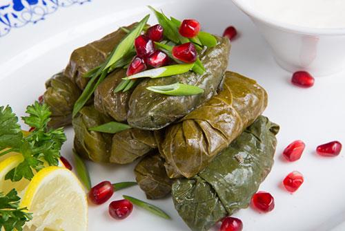 Su imek iin susamay beklemek  <br>  Ramazan boyunca neredeyse minimum dzeye inen su tketimi bata bbrek hastalklar olmak zere pek ok salk sorununu da beraberinde getiriyor. zellikle ana ve ara nler ncesi iki su barda su tketimi gnlk sv almnn artna, daha az yemek yemeye ve gn boyu vcudun sv dengesinin salanmasna yardmc oluyor. Diyetisyen Nee Ceylan, hele de yazn scak ve nemli gnlerinde su imek susamay beklemenin byk yanl olacan belirterek &#8220;Gazl ieceklerden kanmal, sv ihtiyac ounlukla su ile karlanmaldr&#8221; diyor.