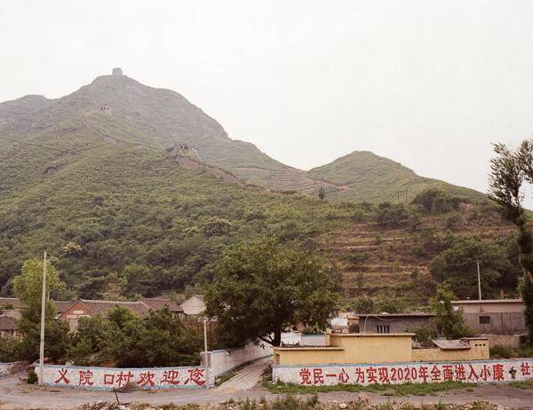 Set boyunca dzenli aralklarla yerletirilmi olan gzetleme kuleleri dumanla, bayrakla, flamayla haberleme iin de kullanlmtr.