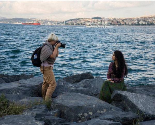 stanbul'u ziyaret ettikten sonra 3 kadnn fotorafn gzellik atlasna ekleyen sanat, gzelliin modadan ve ince bedenlerden ibaret olmadn anlatmak istiyor.