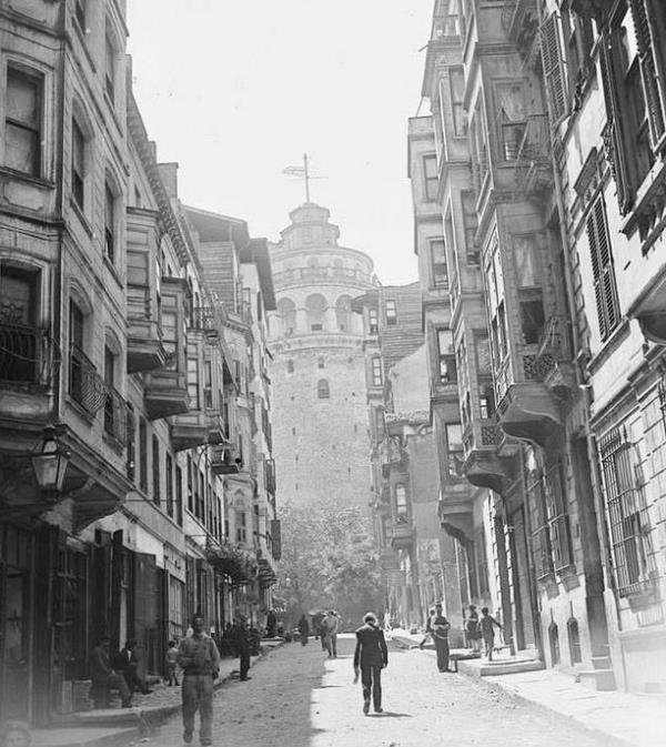 gal yllarnda Galata Kulesi'nin zerinde dalgalann ngiliz bayra