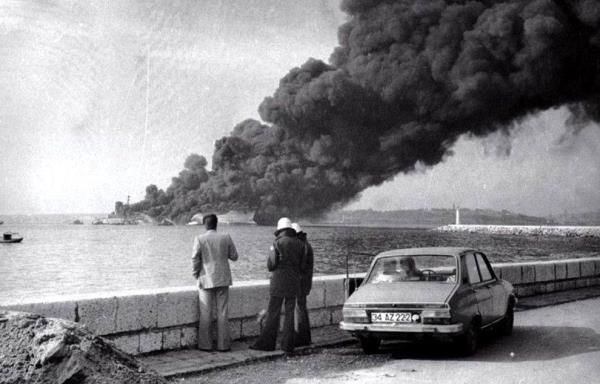 Haydarpaa aklarnda patlayarak yanan Rumen bandral ndependenta tankeri (15 Kasm 1979)