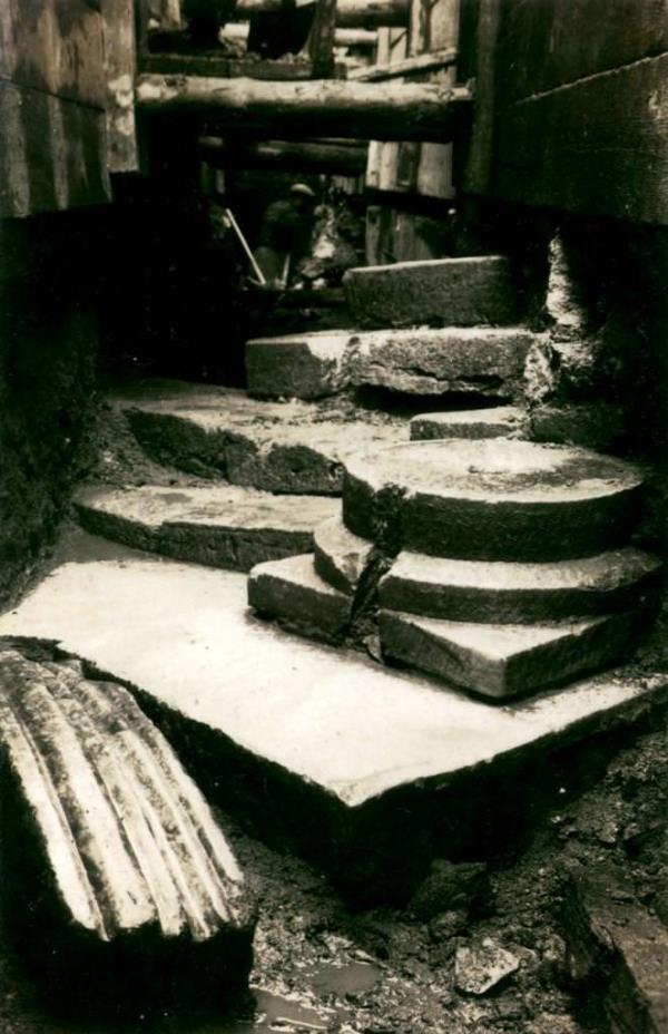 Sleymaniye'de kanalizasyon kazsnda ortaya kartlan, st kapatlmak zorunda kalnan yap