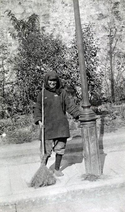 Savalar sebiyle stanbul yollarn sprecek erkek ii bulunamaynca yerine kadnlar ie alnr (1923)