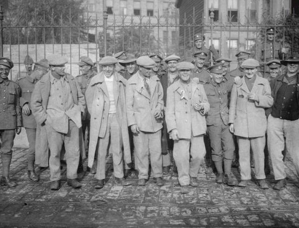 Serbest braklma ve lkelerine gitmenin sevincini yaayan ngiliz tutuklu ve esirler (Kasm 1918. Karaky)