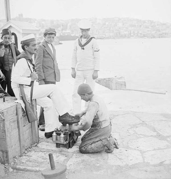 gal yllarnda Hali kysnda ayakkab boyatan ngiliz askeri.