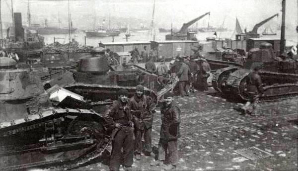 gal ylllar... Fransz Renault FT-17 tanklar Sirkeci'ye indiriliyor (Mart 1920)