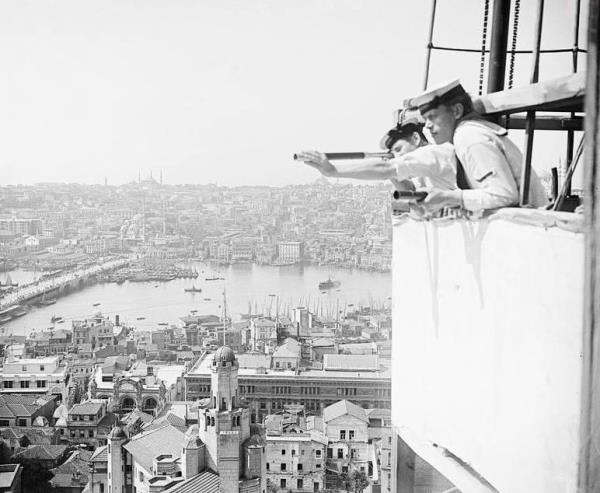 gal yllarnda Galata Kulesi'nin zerine yaplan barakadan stanbul'u gzetleyen ngiliz askerleri.