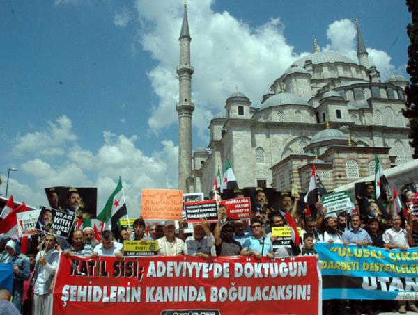 stanbul ve Ankara bata olmak zere Trkiye'nin drt bir yannda, Msr'da ordunun Rabiatul Adeviyye meydanndaki darbe kartlarna yapt kanl saldr protesto ediliyor...