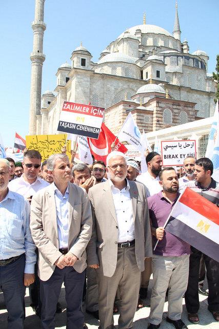 stanbul ve Ankara bata olmak zere Trkiye'nin drt bir yannda, Msr'da ordunun Rabiatul Adeviyye meydanndaki darbe kartlarna yapt kanl saldr protesto ediliyor...