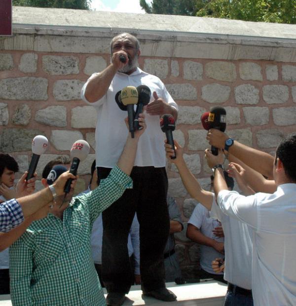 stanbul ve Ankara bata olmak zere Trkiye'nin drt bir yannda, Msr'da ordunun Rabiatul Adeviyye meydanndaki darbe kartlarna yapt kanl saldr protesto ediliyor...
