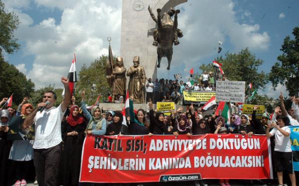 stanbul ve Ankara bata olmak zere Trkiye'nin drt bir yannda, Msr'da ordunun Rabiatul Adeviyye meydanndaki darbe kartlarna yapt kanl saldr protesto ediliyor...