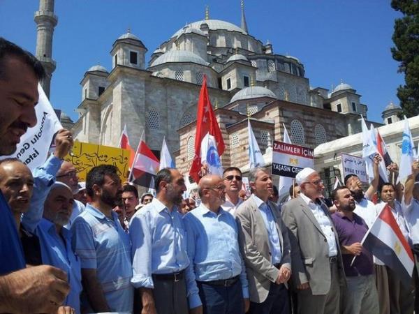 stanbul ve Ankara bata olmak zere Trkiye'nin drt bir yannda, Msr'da ordunun Rabiatul Adeviyye meydanndaki darbe kartlarna yapt kanl saldr protesto ediliyor...