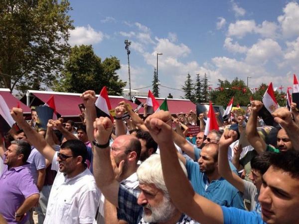 stanbul ve Ankara bata olmak zere Trkiye'nin drt bir yannda, Msr'da ordunun Rabiatul Adeviyye meydanndaki darbe kartlarna yapt kanl saldr protesto ediliyor...