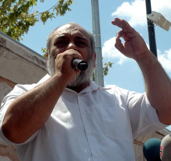 stanbul ve Ankara bata olmak zere Trkiye'nin drt bir yannda, Msr'da ordunun Rabiatul Adeviyye meydanndaki darbe kartlarna yapt kanl saldr protesto ediliyor...