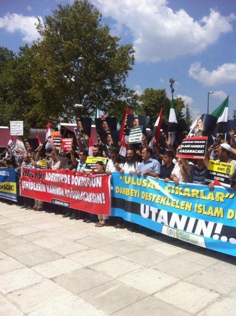 stanbul ve Ankara bata olmak zere Trkiye'nin drt bir yannda, Msr'da ordunun Rabiatul Adeviyye meydanndaki darbe kartlarna yapt kanl saldr protesto ediliyor...