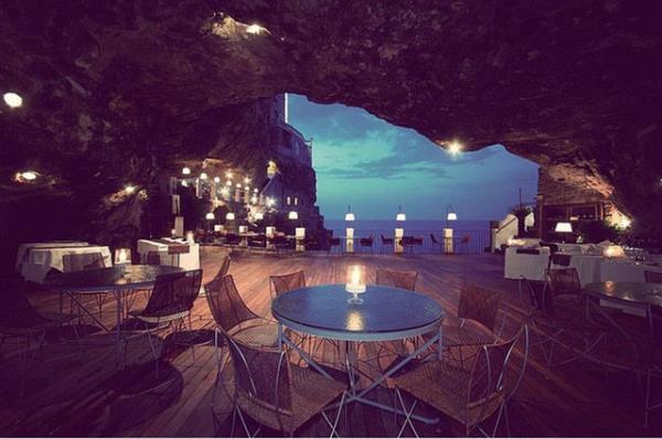 1. "Grotta Palazzese" Restoran, talya