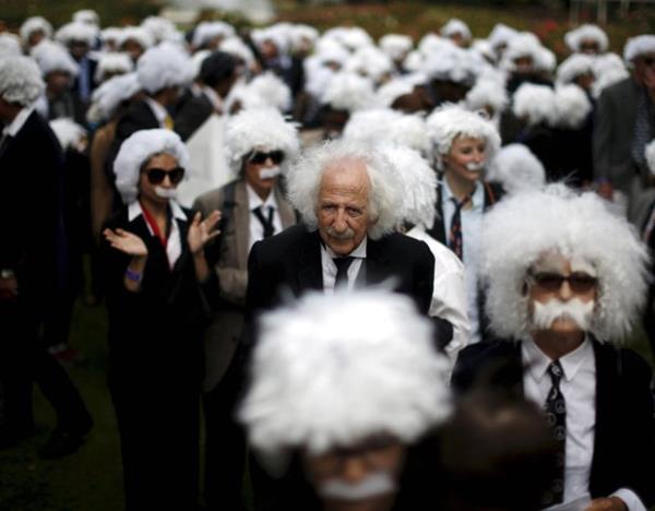 "En byk Einstein toplanmas"n gerekletirerek Guiness Rekorlar kitabna girebilmek ve hayr ilerinde kullanmak zere para toplamak iin biraraya gelen 'Einstein'lar. Los Angeles / ABD