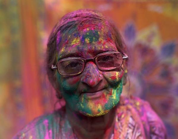 Holi festivalinde renklerle boyanm yal bir kadn...-  Hindistan